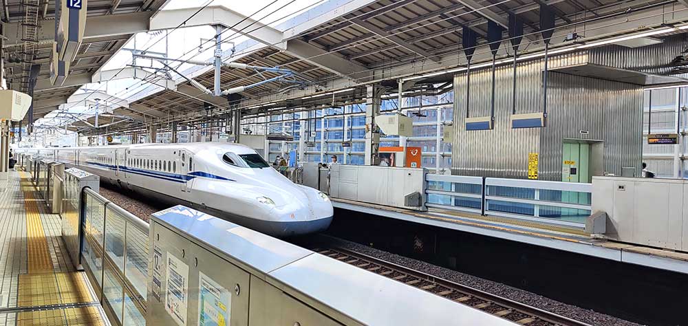 Shinkansen en gare au Japon