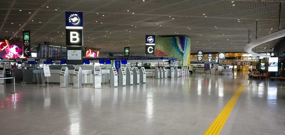 Porte d'enregistrement à l'aéroport au Japon